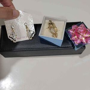 SEAHORSE Fashion Jewelry set earing's and necklace. Gold tone